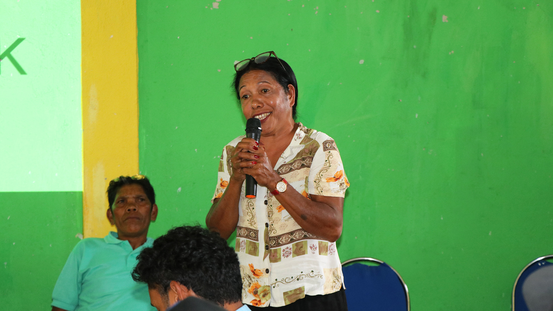 PARTISIPA-Lucinda-a-community-member-speaks-at-a-community-meeting